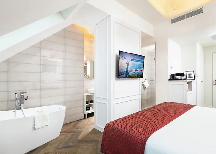 Three Corners Avenue Otel 4*